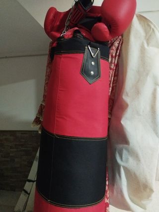 Saco de boxeo y guantes rojos