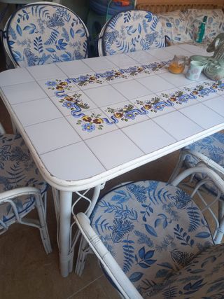 Mesa mimbre azulejos y 6 sillas