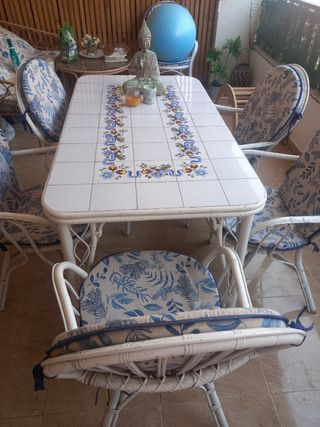 Mesa mimbre azulejos y 6 sillas