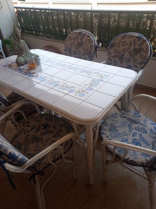 Mesa mimbre azulejos y 6 sillas