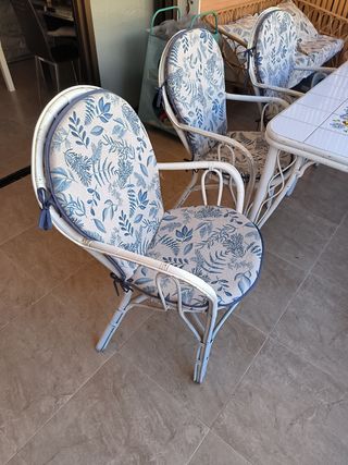 Mesa mimbre azulejos y 6 sillas