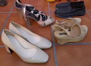Zapatos de tacón y cuña dorados y beige