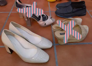 Zapatos de tacón y cuña dorados y beige
