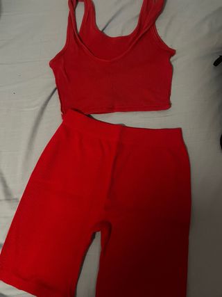 Conjunto top y shorts rojos