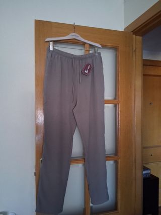 Pantalón gris nuevo con etiqueta