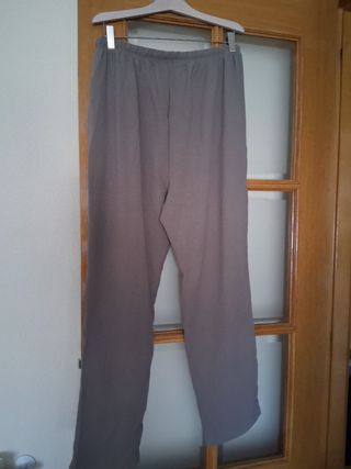 Pantalón gris nuevo con etiqueta