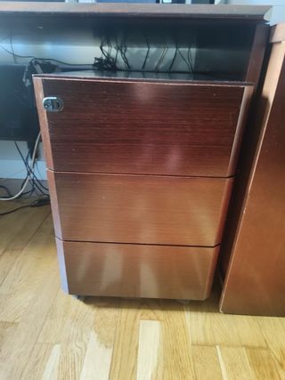 Conjunto de muebles de despacho de madera oscura.