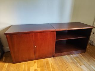Conjunto de muebles de despacho de madera oscura.