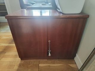 Conjunto de muebles de despacho de madera oscura.