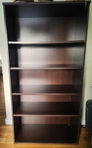 Conjunto de muebles de despacho de madera oscura.