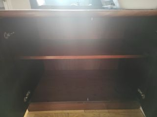 Conjunto de muebles de despacho de madera oscura.