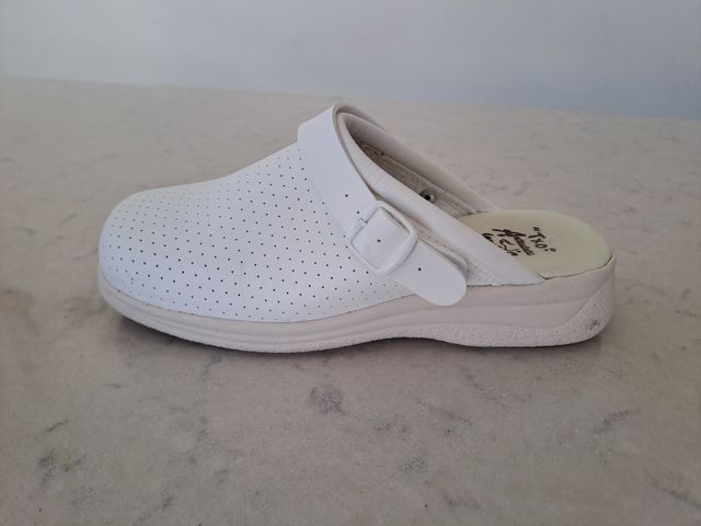 Zuecos TXO blancos perforados con tira