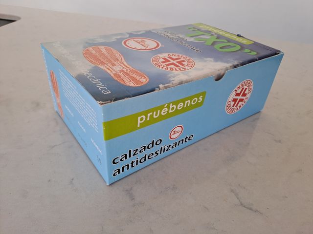 Zuecos TXO blancos perforados con tira