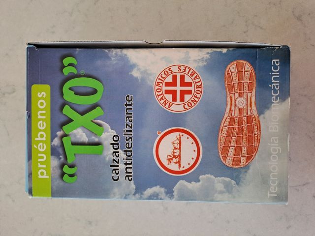 Zuecos TXO blancos perforados con tira