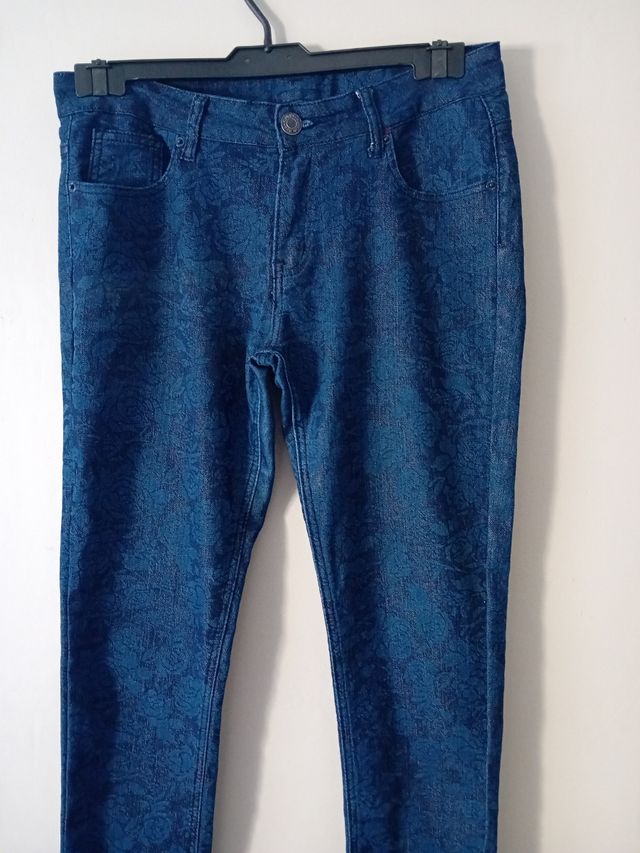 Pantalón vaquero estampado floral
