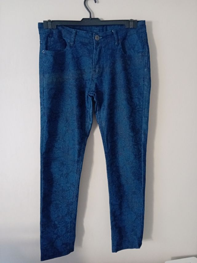 Pantalón vaquero estampado floral