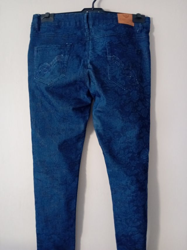 Pantalón vaquero estampado floral