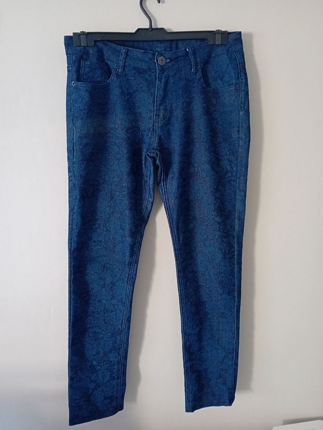 Pantalón vaquero estampado floral