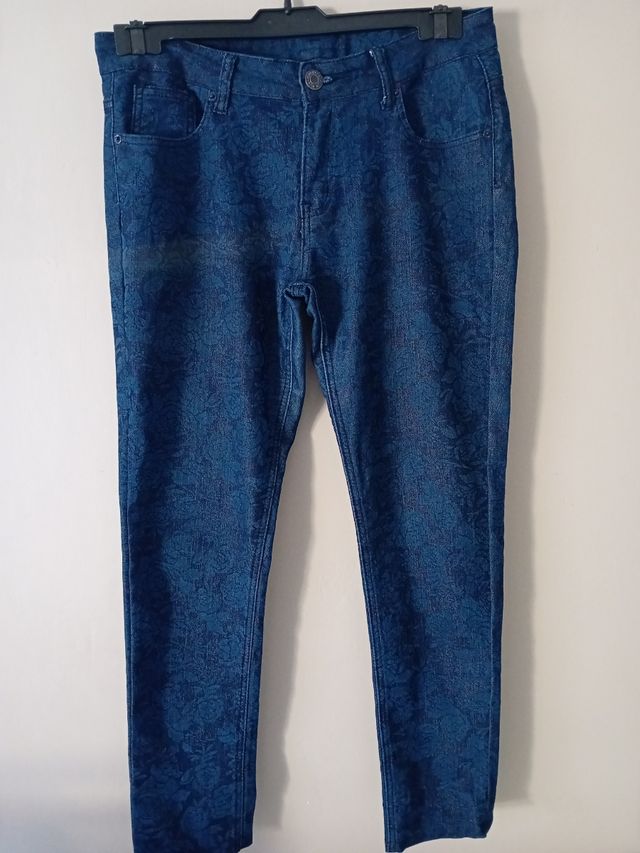 Pantalón vaquero estampado floral
