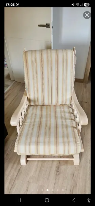 Mecedora de tela y madera