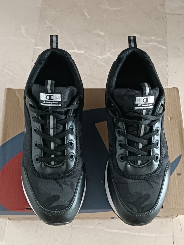 Zapatillas Champion negras Talla 40/39 real.