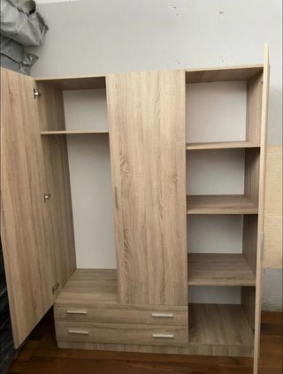 Armario de madera color beige