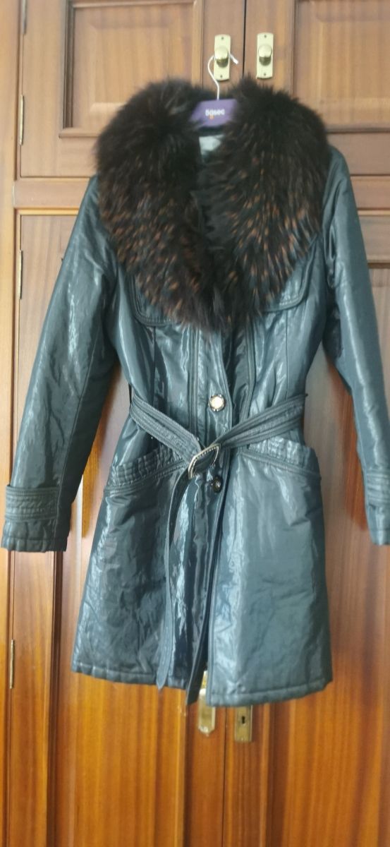 Abrigo Rey Golden Talla 44 con cuello de pelo