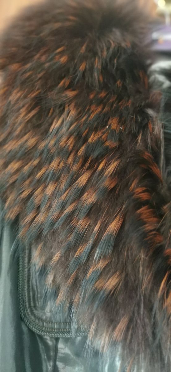 Abrigo Rey Golden Talla 44 con cuello de pelo