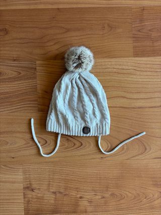 Gorro invierno niña pompón y cordones