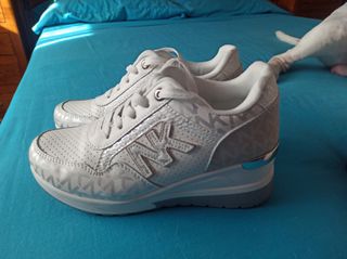 Deportivas  Blancas y Plateadas