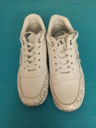 Deportivas  Blancas y Plateadas
