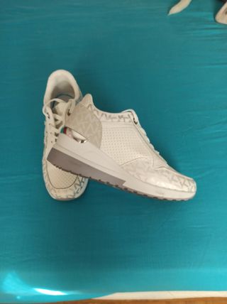 Deportivas  Blancas y Plateadas