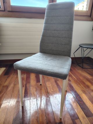 Sillas de comedor grises y blancas