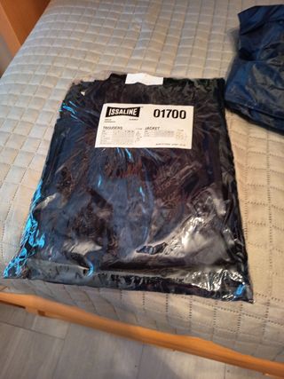 Chubasquero y pantalón azul