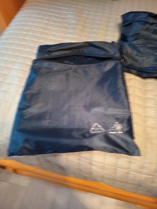 Chubasquero y pantalón azul
