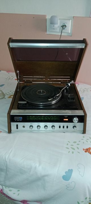 Tocadiscos Hitachi 311 con Radio