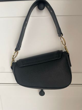 Bolso Negro Guess con detalles dorados