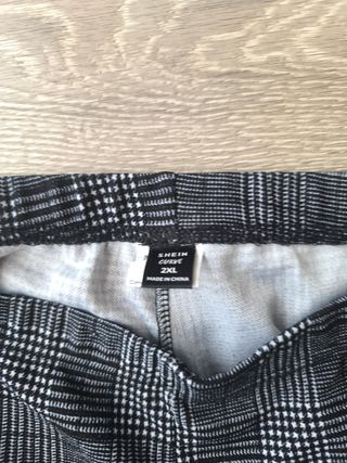 Pantalón cuadros elástico tipo malla