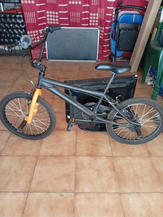 Bicicleta BMX infantil