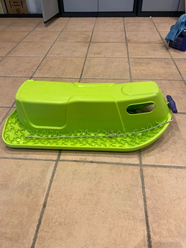 Trineo verde para nieve