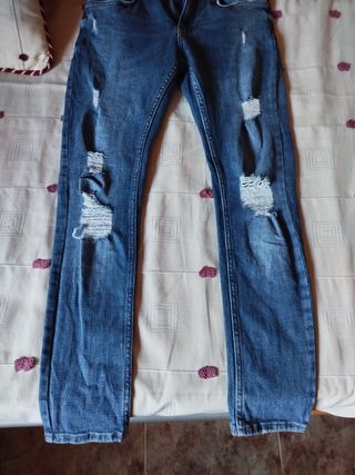 Vaqueros Bershka rotos/Ajustados talla 38 EUR