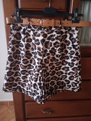 Shorts con estampado de leopardo y cinturón