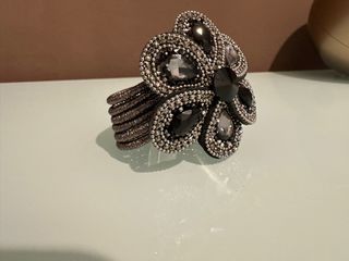 Pulsera con flores y pedrería