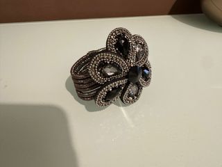 Pulsera con flores y pedrería