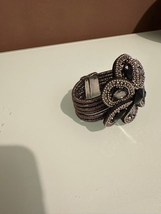 Pulsera con flores y pedrería
