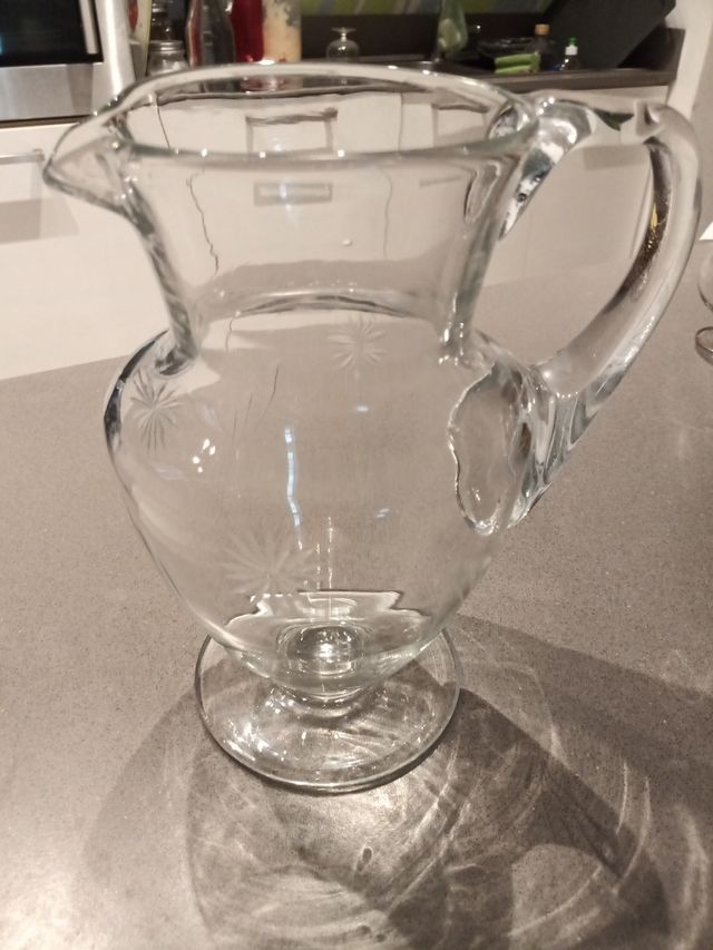 Caraffa in vetro vintage decorata