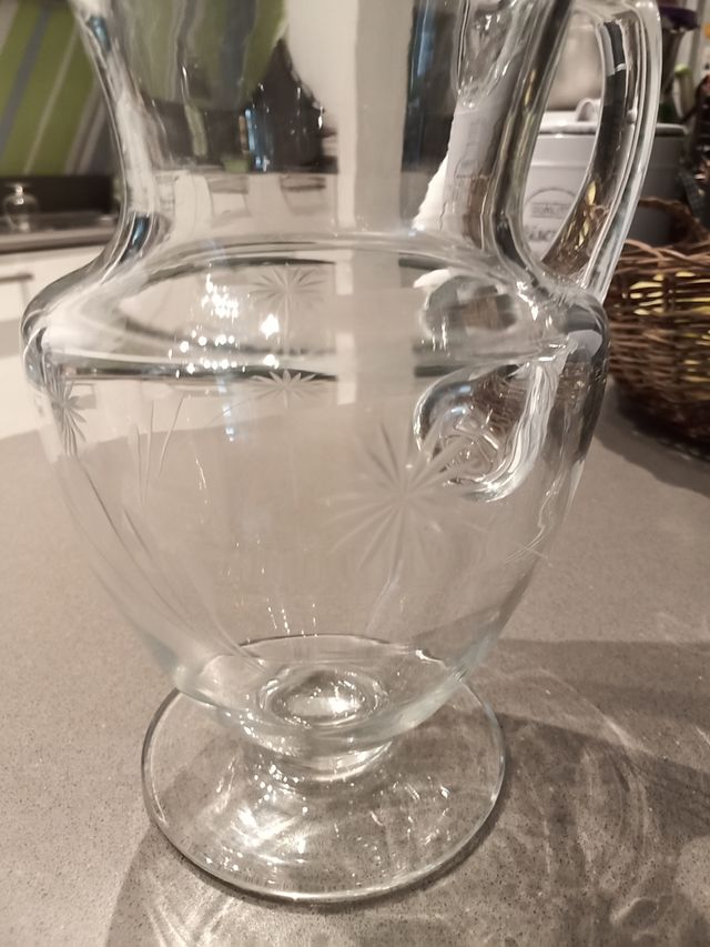 Caraffa in vetro vintage decorata
