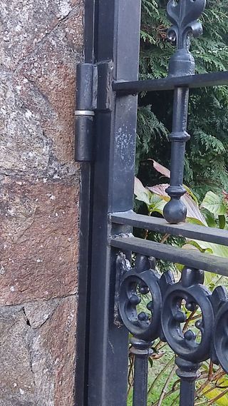 Portal de forja de dos hojas
