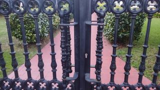 Portal de forja de dos hojas