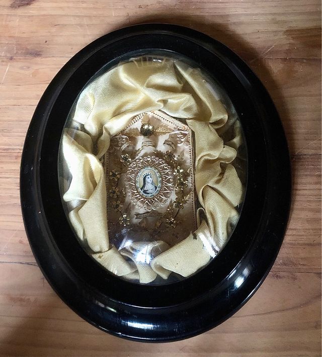 Marco de devoción con imagen religiosa